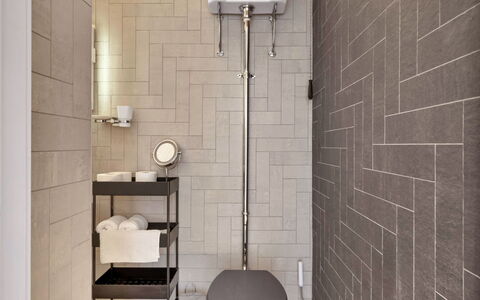 Three Quarter Cottage: Mur, Salle De Bains, Siège De Toilette, Sol, Toilette, Design Intérieur, Luminaire Plomberie, Sol, Tuile, Plomberie