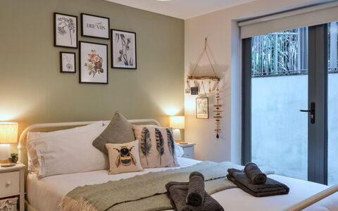 Fowey 602: Lit, Meubles, Design Intérieur, Literie, Chambre, Drap De Lit, Mur, Pièce, Linge, Bois