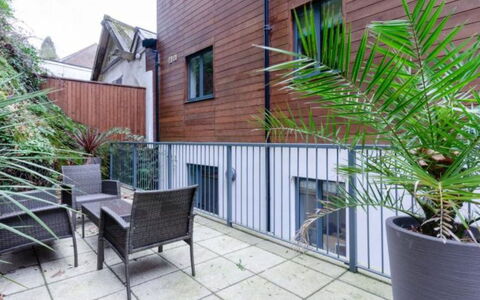 Fowey 602: Appartement, Pot De Fleur, Tache De Bois, Plante D'Appartement, Dur, Cour, Balcon, Cour, Mobilier De Jardin, Plate-Forme