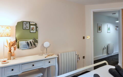 Fowey 602: Meubles, Lit, Design Intérieur, Chambre, Literie, Mur, Drap De Lit, Sol, Sol, Pièce
