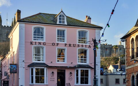 Fowey 602: Bâtiment, Fenêtre, Façade, Ville, Porte, Usage Mixte, Fenêtre À Guillotine, Familiale, City Car