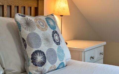 Smugglers Loft at Mixtow Creek: Meubles, Lit, Chambre, Literie, Drap De Lit, Linge, Design Intérieur, Coussin, Throw Pillow, Textile