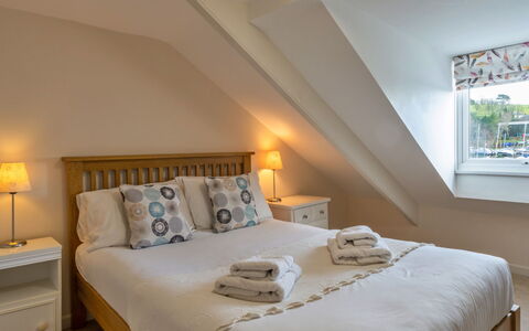 Smugglers Loft at Mixtow Creek: Meubles, Lit, Chambre, Design Intérieur, Literie, Bois, Drap De Lit, Sol, Plafond, Sol