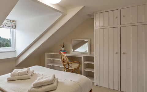 Smugglers Loft at Mixtow Creek: Lit, Meubles, Chambre, Design Intérieur, Mur, Literie, Drap De Lit, Bois, Plafond, Sol