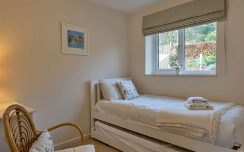 Smugglers Loft at Mixtow Creek: Meubles, Lit, Design Intérieur, Chambre, Mur, Sol, Literie, Drap De Lit, Bois, Sol