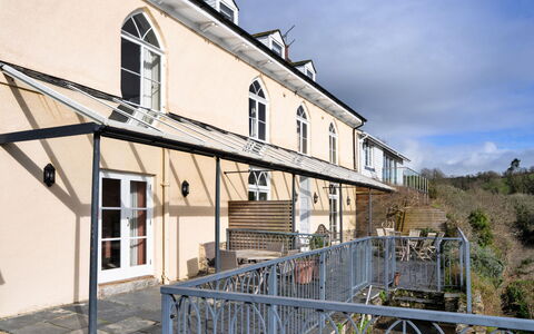Captain'S Cottage at Mixtow Creek: Toit, Domicile, Chalet, Balustrade, Biens, Fenêtre À Guillotine, Porche, Escaliers, Clôture, Balustre