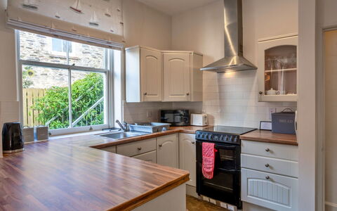 Captain'S Cottage at Mixtow Creek: Appareil De Cuisine, Cuisine, Comptoir, Design Intérieur, Cabinetry, Sol, Principaux Appliance, Mur, Bois, Électroménager