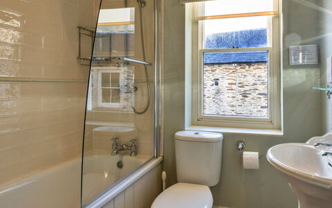 Captain'S Cottage at Mixtow Creek: Salle De Bains, Siège De Toilette, Mur, Luminaire Plomberie, Toilette, Sol, Design Intérieur, Sol, Plomberie, Baignoire