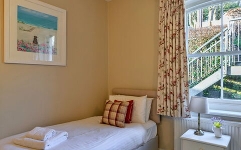 Captain'S Cottage at Mixtow Creek: Meubles, Lit, Design Intérieur, Chambre, Mur, Literie, Drap De Lit, Sol, Sol, Bois