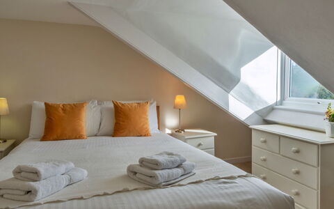 Bosuns Loft at Mixtow Creek: Lit, Design Intérieur, Meubles, Chambre, Drap De Lit, Sol, Literie, Sol, Bois, Plafond