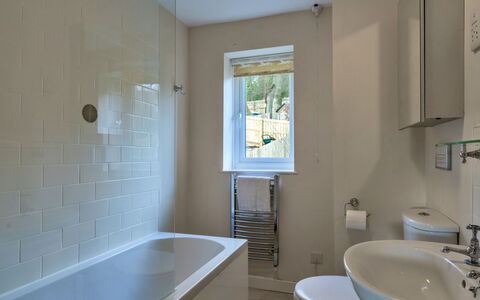 Bosuns Loft at Mixtow Creek: Salle De Bains, Luminaire Plomberie, Mur, Sol, Design Intérieur, Sol, Baignoire, Lavabo, Robinet, Évier