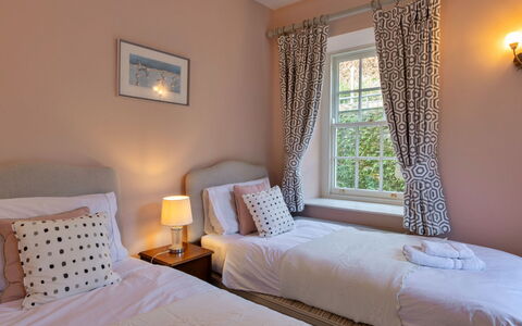 Kits House at Mixtow Creek: Lit, Chambre, Literie, Drap De Lit, Design Intérieur, Meubles, Textile, Linge, Cadre De Lit, Sol