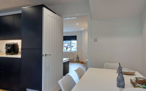 Salt & Stone: Design Intérieur, Meubles, Sol, Mur, Sol, Bois, Plafond, Comptoir, Cabinetry, Cuisine