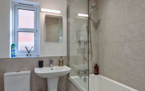Salt & Stone: Salle De Bains, Luminaire Plomberie, Sol, Mur, Sol, Évier, Design Intérieur, Lavabo, Baignoire, Robinet