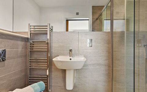 No.1 Sand Banks: Sol, Mur, Salle De Bains, Sol, Design Intérieur, Luminaire Plomberie, Évier, Plomberie, Éclairage, Lavabo