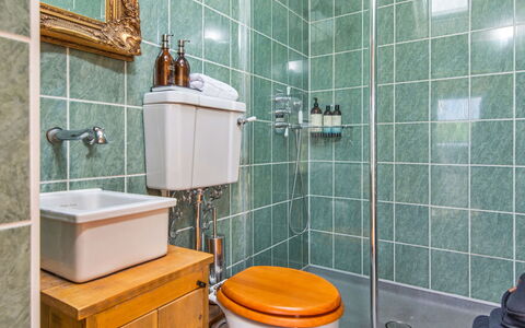 Y Golchdy: Salle De Bains, Luminaire Plomberie, Siège De Toilette, Lavabo, Toilette, Évier, Robinet, Sol, Plomberie, Sol