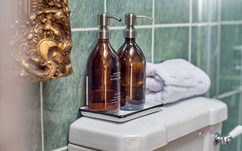 Y Golchdy: Bouteille, Robinet, Luminaire Plomberie, Salle De Bains, Évier, Serviette, Plomberie
