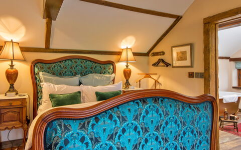 Gablebach: Meubles, Design Intérieur, Bois, Chambre, Éclairage, Lit, Plafond, Literie, Pièce, Drap De Lit