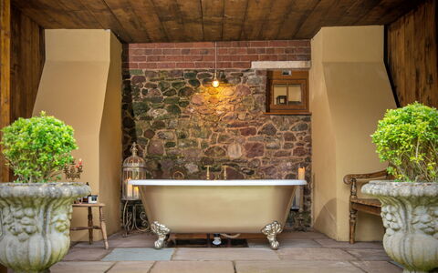 Gablebach: Baignoire, Luminaire Plomberie, Design Intérieur, Sol, Plomberie, Éclairage, Robinet, Sol, Salle De Bains