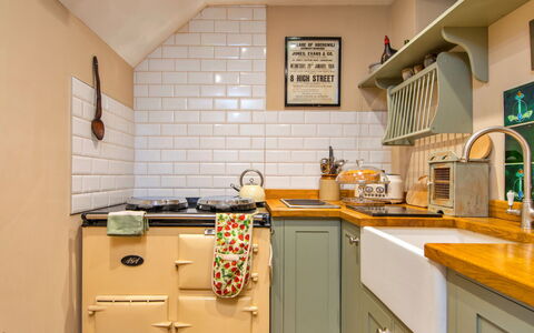 Gablebach: Cuisine, Appareil De Cuisine, Comptoir, Principaux Appliance, Cabinetry, Design Intérieur, Cuisinière, Bois, Le Fourneau, Meubles