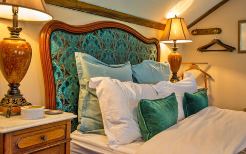 Gablebach: Meubles, Design Intérieur, Chambre, Lit, Bois, Literie, Linge, Éclairage, Drap De Lit, Textile