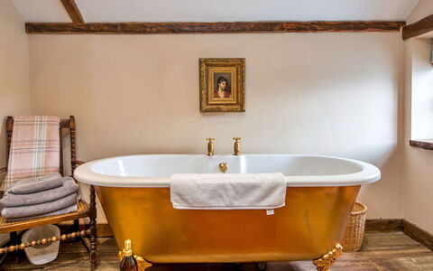 Gablebach: Design Intérieur, Baignoire, Luminaire Plomberie, Robinet, Plomberie, Tache De Bois, Dur, Matériau Naturel, Vernis, Salle De Bains