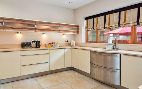 Bryncoch Retreat: Cuisine, Design Intérieur, Appareil De Cuisine, Comptoir, Sol, Cabinetry, Bois, Meubles, Plafond, Principaux Appliance