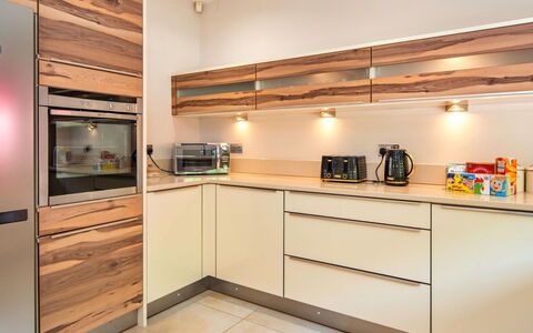 Bryncoch Retreat: Bois, Sol, Design Intérieur, Cabinetry, Comptoir, Appareil De Cuisine, Meubles, Plafond, Cuisine, Sol