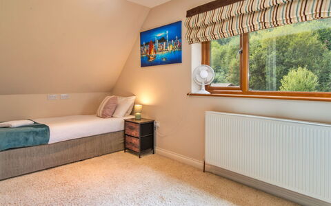 Bryncoch Retreat: Design Intérieur, Meubles, Mur, Sol, Sol, Bois, Lit, Plafond, Pièce, Chambre
