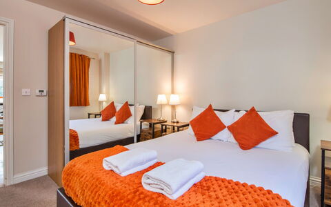 Bryncoch Lodge: Design Intérieur, Meubles, Lit, Bois, Sol, Sol, Plafond, Chambre, Drap De Lit, Literie