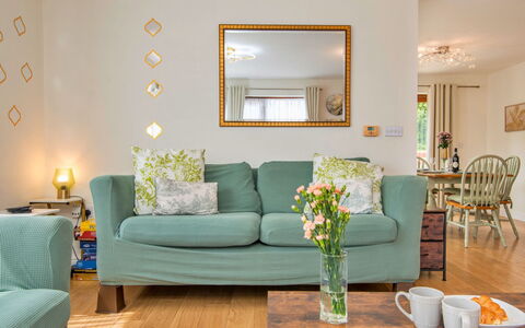 Bryncoch Lodge: Meubles, Design Intérieur, Canapé, Mur, Sol, Salon, Sol, Bois, Pièce, Coussin