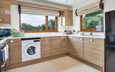 Bryncoch Lodge: Sol, Design Intérieur, Comptoir, Cuisine, Bois, Principaux Appliance, Sol, Meubles, Appareil De Cuisine, Cabinetry