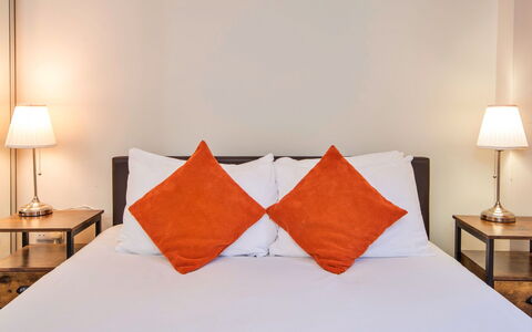 Bryncoch Lodge: Meubles, Design Intérieur, Lit, Sol, Sol, Bois, Chambre, Pièce, Linge, Drap De Lit