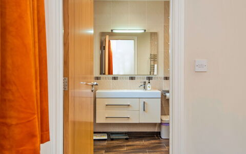 Bryncoch Lodge: Sol, Mur, Design Intérieur, Sol, Bois, Luminaire Plomberie, Porte, Miroir, Pièce, Salle De Bains