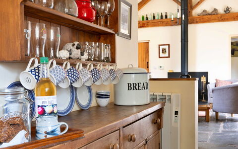 Drovers Retreat: Meubles, Bois, Design Intérieur, Sol, Éclairage, Cabinetry, Cuisine, Pièce, Plafond, Tache De Bois
