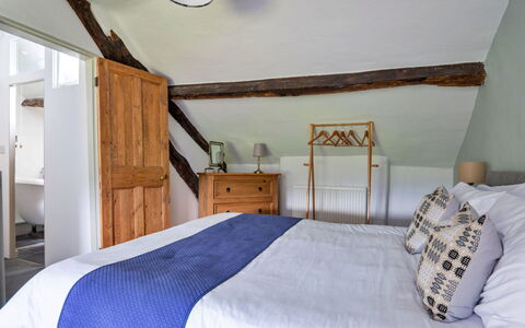 Penclogwynau: Bois, Meubles, Chambre, Lit, Domicile, Literie, Sol, Drap De Lit, Porte, Cadre De Lit