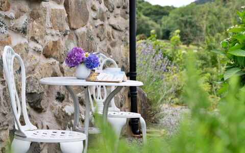 Penclogwynau: Meubles, Mobilier De Jardin, Table, Tableau De Plein Air, Chaise, Jardin, Printemps, Table Basse, Aménagement Paysager, Table Cuisine Et Salle A Manger