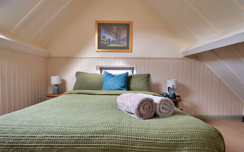 Pandy Farmhouse: Meubles, Design Intérieur, Chambre, Lit, Bois, Sol, Sol, Plafond, Drap De Lit, Literie