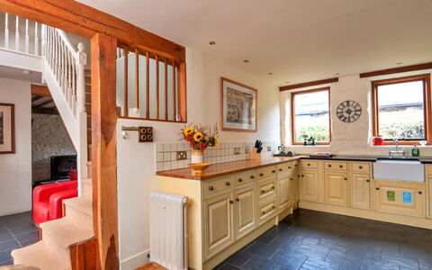 Pandy Farmhouse: Meubles, Design Intérieur, Sol, Bois, Sol, Plafond, Cabinetry, Pièce, Éclairage, Cuisine