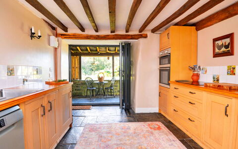 Waen Fechan: Meubles, Bois, Design Intérieur, Sol, Sol, Cabinetry, Comptoir, Plafond, Domicile, Cuisine