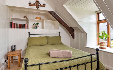 Y Cwtch: Lit, Meubles, Chambre, Design Intérieur, Mur, Literie, Sol, Drap De Lit, Bois, Sol