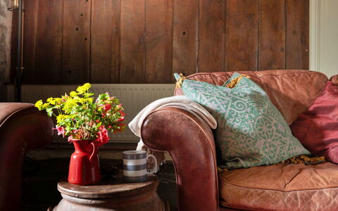Y Cwtch: Meubles, Bois, Design Intérieur, Marron, Salon, Tache De Bois, Dur, Canapé, Planche