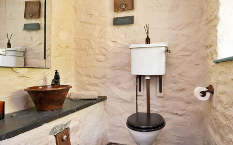 Y Cwtch: Mur, Luminaire Plomberie, Salle De Bains, Siège De Toilette, Plomberie, Toilette, Robinet, Évier, Lavabo
