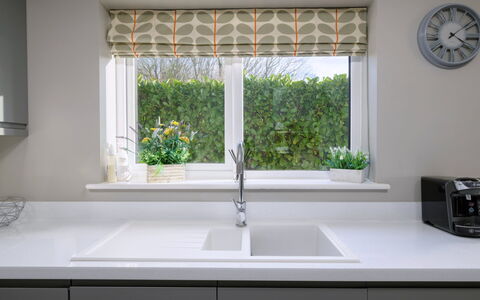 Tan-Y-Foel: Design Intérieur, Cuisine, Couvre-Fenêtres, Comptoir, Domicile, Traitement De Fenetre, Cabinetry, Appareil De Cuisine, Luminaire Plomberie, Pièce