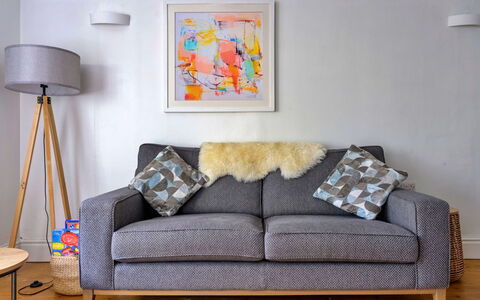Gorwel: Sol, Meubles, Salon, Canapé, Linge, Throw Pillow, Parquet, Dur, Coussin