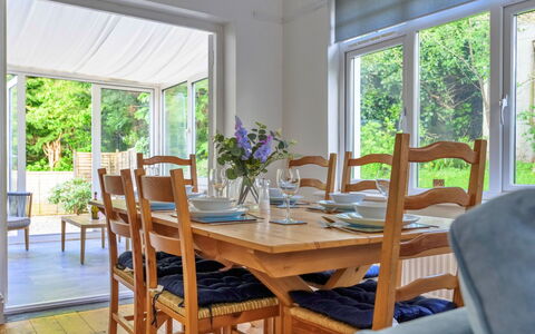 Gorwel: Meubles, Design Intérieur, Chaise, Sol, Table, Salle À Manger, Bois, Sol, Table Cuisine Et Salle A Manger, Plafond