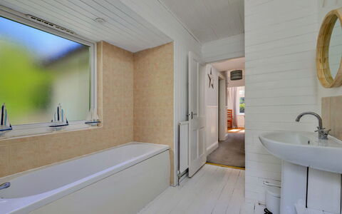 Gorwel: Luminaire Plomberie, Mur, Sol, Salle De Bains, Bois, Sol, Baignoire, Robinet, Plomberie, Plafond