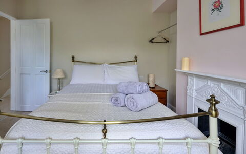 Artro View: Lit, Literie, Meubles, Chambre, Design Intérieur, Drap De Lit, Mur, Sol, Bois, Linge