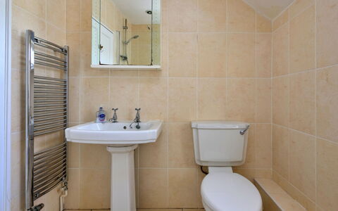 Artro View: Salle De Bains, Siège De Toilette, Luminaire Plomberie, Sol, Mur, Évier, Sol, Toilette, Design Intérieur, Lavabo