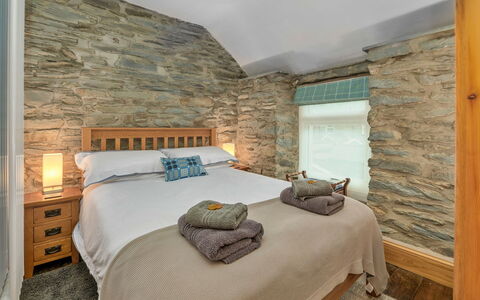 Garreg Ddu: Mur, Sol, Design Intérieur, Chambre, Bois, Lit, Sol, Meubles, Plafond, Drap De Lit